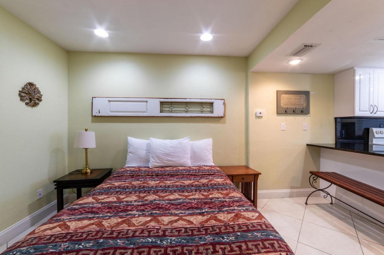 Captain'S Table Hotel By Everglades Adventures Kültér fotó